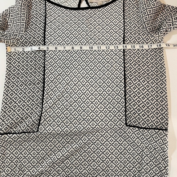 ANN TAYLOR LOFT Black White Geometric Print Bell Sleeve Keyhole Back Top XSmall - Picture 5 of 7